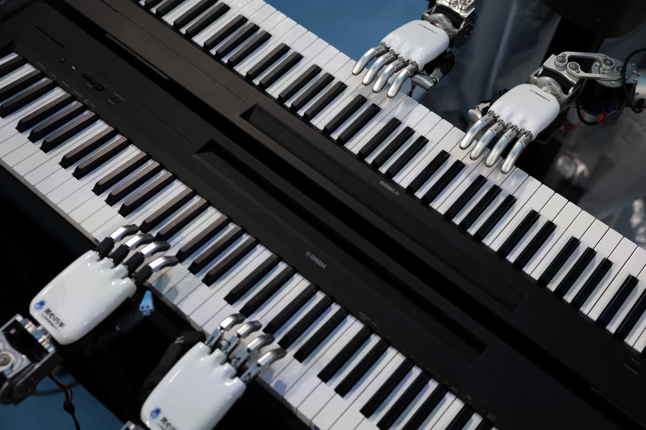 Гуманоиды играют на синтезаторах перед открытием соревнований